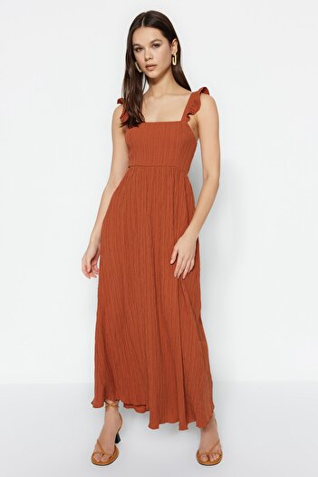 Trendyol Collection Κανέλα σε ίσια κοπή με τετράγωνο γιακά βολάν Λεπτομερές μάξι υφαντό φόρεμα TWOSS23EL02273