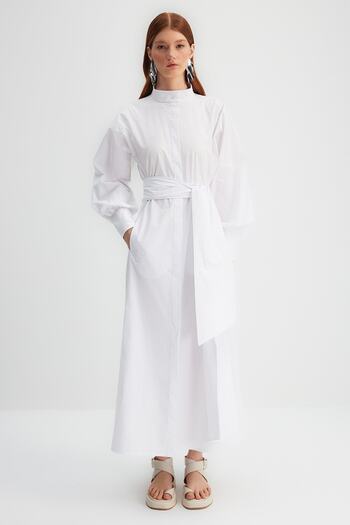 Trendyol Modest X Kevser Sarıoglu Bílé tkané šaty ze 100% bavlny s popelínem se širokým páskem TCLSS23DB00009