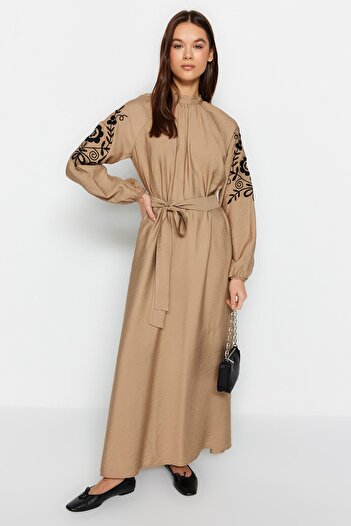 Trendyol Modest Μπεζ κέντημα με ζώνη με λεπτομέρεια φαρδιά εφαρμογή υφασμένο λινό φόρεμα TCTSS23EB00224