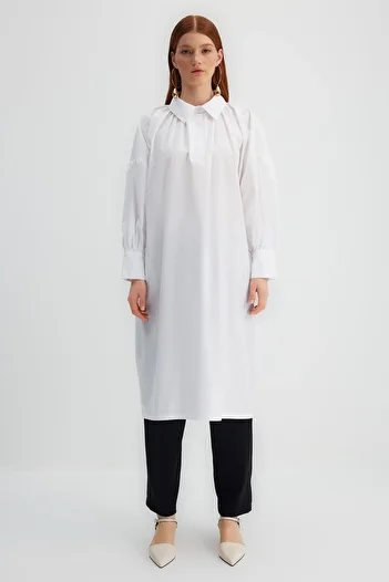 Trendyol Modest X Kevser Sarıoglu Weiße Tunika aus 100 % gewebter Popeline mit halber Knopfleiste und Kordelzug TCLSS23UK00002