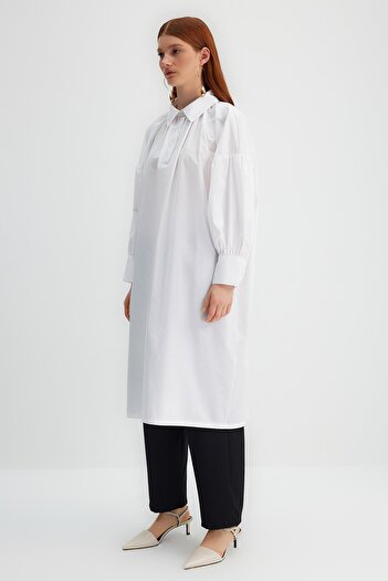 Trendyol Modest X Kevser Sarıoglu Weiße Tunika aus 100 % gewebter Popeline mit halber Knopfleiste und Kordelzug TCLSS23UK00002