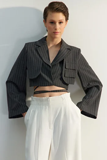 Trendyol Collection Grauer, bauchfrei gefütterter, zweireihiger Blazer aus gewebtem, gestreiftem Polyviscon TWOSS23BC00123