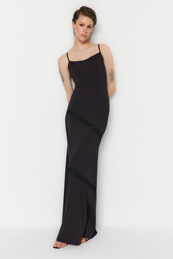 Trendyol Collection Černé dlouhé večerní šaty z pletené krajky na tělo TPRSS23AE00271