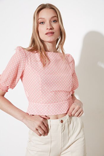 Trendyol Collection Pudrowa bluzka z rękawami balonowymi w kropki Półprzezroczysta tkana bluzka TWOSS20BZ0546
