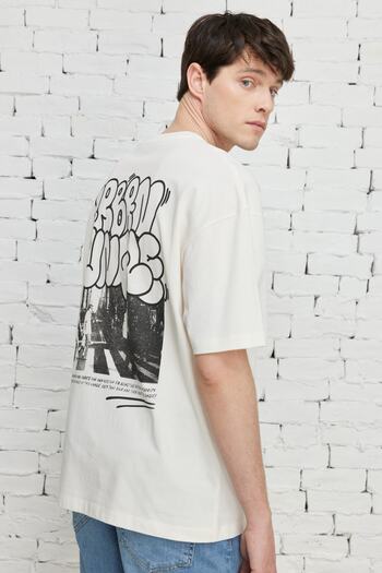 AC&Co / Altınyıldız Classics Men's Ecru Oversize Loose Cut Crew Neck 100% Cotton Printed T-Shirt