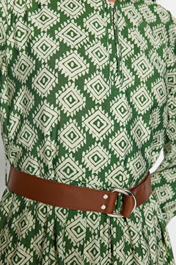Trendyol Modest Grünes, gewebtes Kleid mit Gürtelrock, Volant, Blumenmuster und Futter TCTSS23EB00111