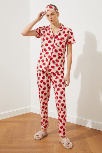 Trendyol Collection Rosafarbenes, mit Erdbeeren gemustertes, geripptes, gestricktes Pyjama-Set mit Schlafband THMSS21PT0784