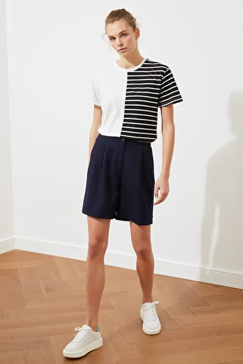 Trendyol Collection Tkané šortky TWOSS19WX0108 s kapsami v námořnické modré barvě Regular Fit