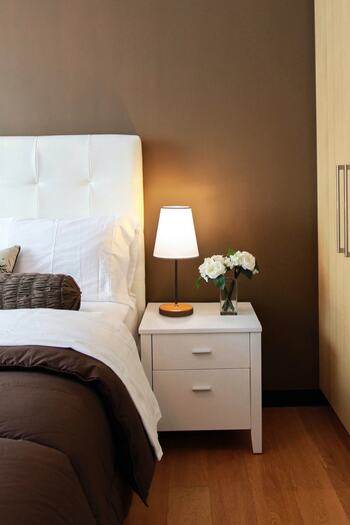 BY-LAMP White Hat Lampshade Table Lamp with Wooden Base - Gold/bronze Body