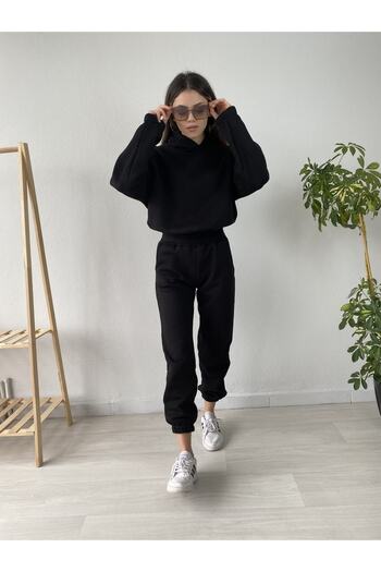 Look Σετ φόρμας με μαύρη κουκούλα