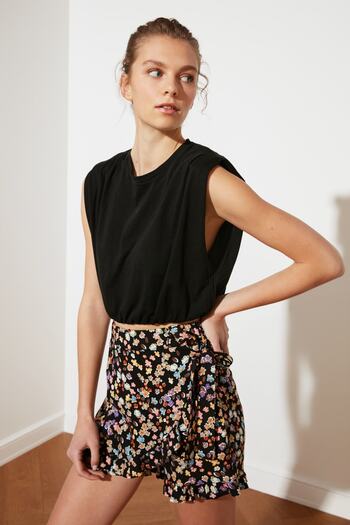 Trendyol Collection Černé volánové dvouřadé tkané viskózové květinové šortky sukně TWOSS21SR0090