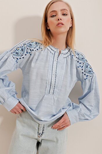 Trend Alaçatı Stili Kadın Mavi Bisiklet Yaka Omuzları Nakışlı Önü Düğmeli Terry Cotton Bluz ALC-X10311