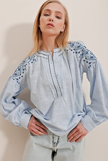 Trend Alaçatı Stili Kadın Mavi Bisiklet Yaka Omuzları Nakışlı Önü Düğmeli Terry Cotton Bluz ALC-X10311