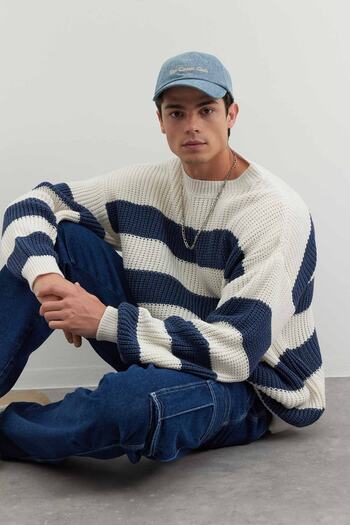 Trendyol Collection Indigofarbener, lässiger, übergroßer, weit sitzender, gestreifter Strickpullover mit Rundhalsausschnitt TMNAW23KZ00106