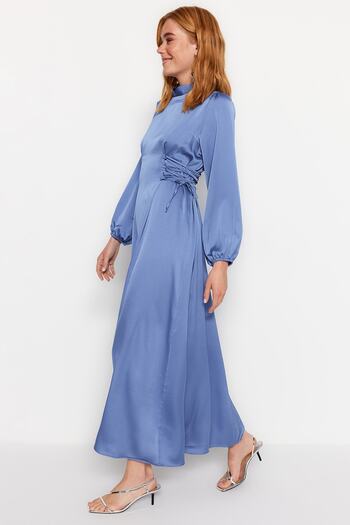 Trendyol Modest Βραδινό φόρεμα σατέν με μπλε βρεγμένη μέση TCTSS23DB00037