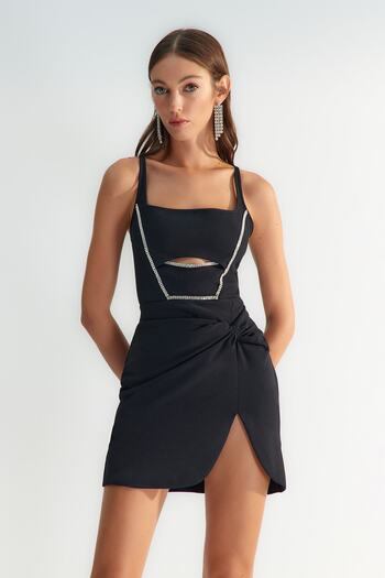 Trendyol Collection X Zeynep Tosun Μαύρο Γυαλιστερό Κοσμήματα Φόρεμα TCLSS23EL00017