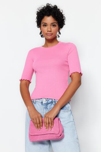 Trendyol Collection Rosafarbene, gerippte, taillierte, dehnbare Strickbluse mit Rundhalsausschnitt TWOSS23BZ00025