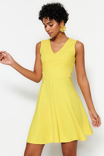 Trendyol Collection Žluté tkané šaty TWOSS19BB0210 s mini výstřihem do V