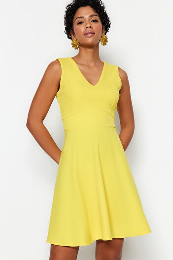 Trendyol Collection Žluté tkané šaty TWOSS19BB0210 s mini výstřihem do V