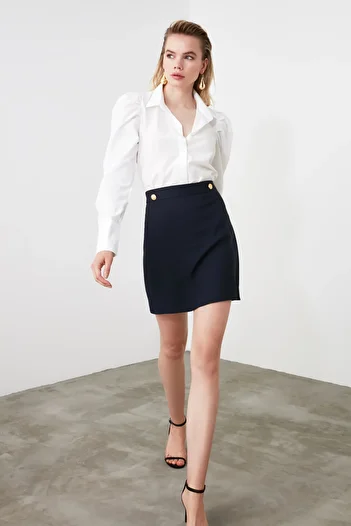 Trendyol Collection Námořnická modrá minisukně rovného střihu do A - přední detail tlačítka TWOAW20ET0370