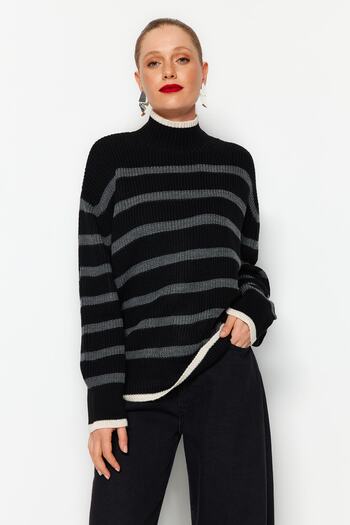 Trendyol Collection Pulover negru din tricotaje cu dungi Wide Fit TWOAW23KZ01446