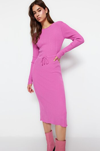 Trendyol Collection Rózsaszín Midi zsinóros kötöttáru ruha - TWOAW23EL00535