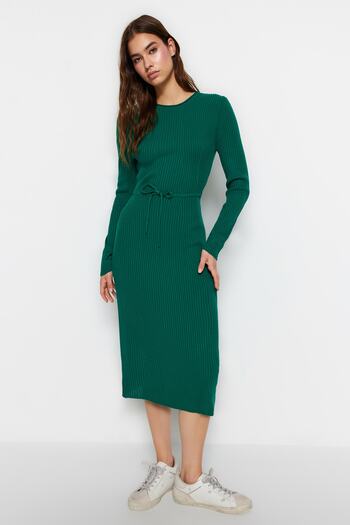 Trendyol Collection Smaragdově zelené žebrované midi úpletové šaty - TWOAW23EL00535