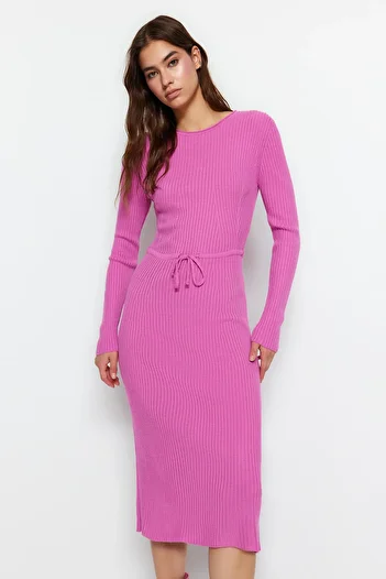 Trendyol Collection Rózsaszín Midi zsinóros kötöttáru ruha - TWOAW23EL00535