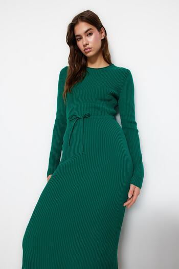 Trendyol Collection Smaragdově zelené žebrované midi úpletové šaty - TWOAW23EL00535