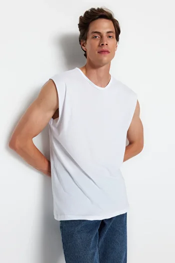 Trendyol Collection Weißes, normal geschnittenes, ärmelloses Tank Top - 100% Baumwolle TMNSS20AL0067