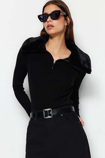 Trendyol Collection Черен трикотажен пуловер с поло яка и детайл от изкуствена кожа - TWOAW24KZ00204