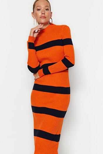 Trendyol Collection Помаранчева смугаста сукня-светр міді TWOAW23EL00226