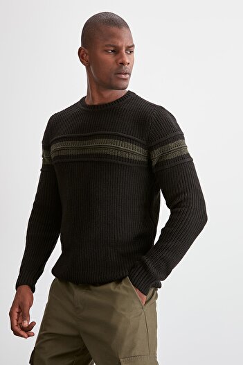Trendyol Collection Черен тънък вълнен пуловер с дълги ръкави и деколте Tmnaw20Kz1117
