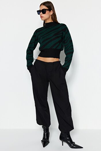 Trendyol Collection Smaragdgrüner Crop-Strickpullover mit Zebramuster TWOAW21KZ0010