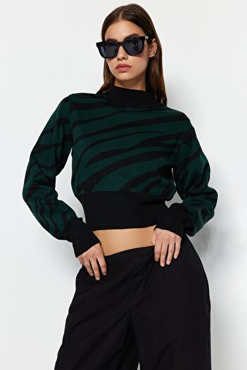 Trendyol Collection Smaragdgrüner Crop-Strickpullover mit Zebramuster TWOAW21KZ0010