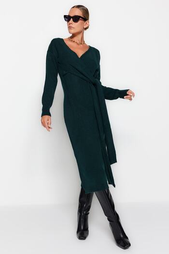 Trendyol Collection Smaragdově zelené midi úpletové šaty – měkká textura, dvojitý límec, zavazování Twoaw21El0260