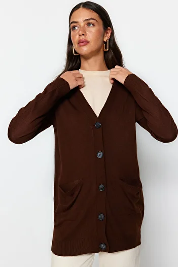 Trendyol Modest Σκούρο καφέ με κουμπιά τσέπη με λαιμόκοψη με λεπτομέρεια μακριά πλεκτά ζακέτα TCTAW22TH0005