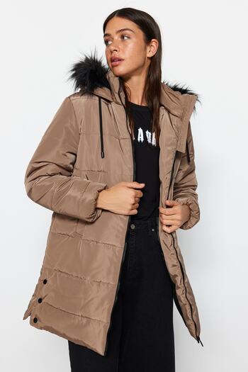 Trendyol Collection Nepromokavá bunda Parka s kapucí z norkové kožešiny TWOAW24MO00075