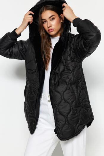 Trendyol Collection Jachetă puf matlasată de pluș, neagră, cu glugă, cu formă obișnuită, pe două fețe TWOAW24MO00018