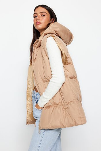 Trendyol Collection Κατασκευάζεται από μπεζ Oversize Κουκούλα Υδατοαπωθητικό Φουσκωτό Γιλέκο ONEAW24YE00019