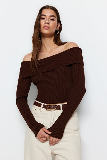 Trendyol Collection Brązowy sweter z dzianiny Super Crop Carmen Collar TWOAW22KZ1897