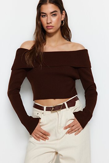 Trendyol Collection Brązowy sweter z dzianiny Super Crop Carmen Collar TWOAW22KZ1897