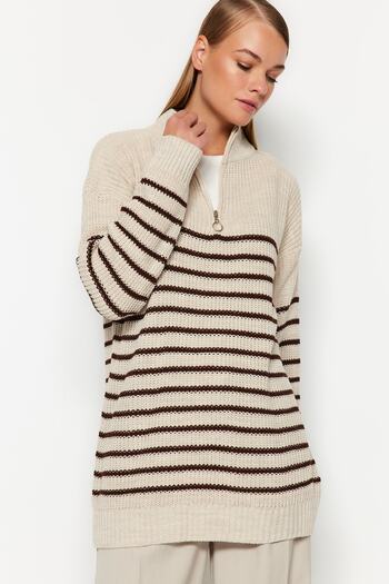Trendyol Modest Detailní pletený svetr s kamenným pruhovaným zipem TCTAW24AK00063