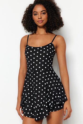Trendyol Collection Bílý Puntíkovaný Strappy Flounce Mini pletený overal s šortkami TWOSS23TU00044