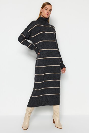 Trendyol Collection Anthrazitfarbenes Maxi-Strickkleid mit weicher Struktur und weicher Passform TWOAW24EL00056