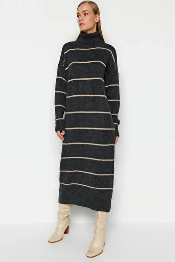 Trendyol Collection Anthrazitfarbenes Maxi-Strickkleid mit weicher Struktur und weicher Passform TWOAW24EL00056