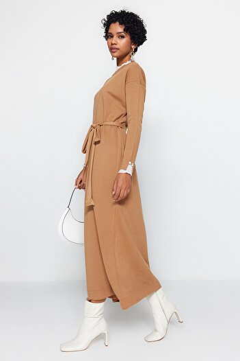 Trendyol Modest Πλεκτό φόρεμα Camel Pearl με λεπτομέρειες TCTAW24EB00001