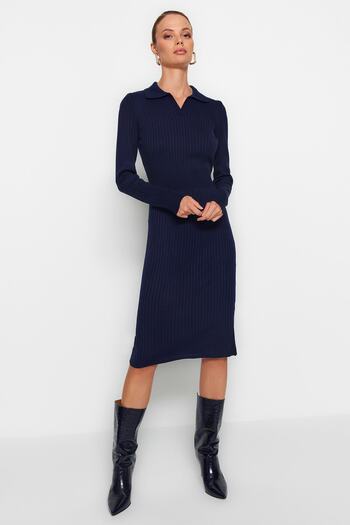 Trendyol Collection Námořnické modré Midi úpletové šaty s polo výstřihem TWOAW22EL1376