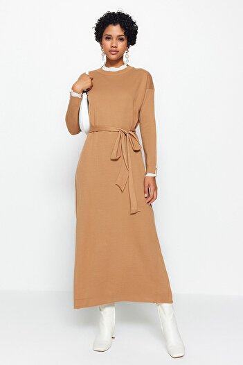 Trendyol Modest Πλεκτό φόρεμα Camel Pearl με λεπτομέρειες TCTAW24EB00001