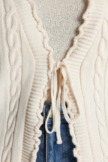 Trendyol Curve Strick-Cardigan mit Haarflechtmuster in Ecru – gebunden TBBAW24AV00003